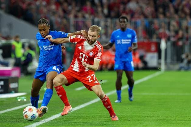 im Zweikampf, Aktion, mit Jeanuel Belocian 44 (Bayer 04 Leverkusen), Konrad Laimer 27 (FC Bayern Muenchen), FC Bayern Muenchen vs. Bayer 04 Leverkusen, Fussball, 1. Bundesliga, 9. Spieltag, 01.11.2025 DFB regulations prohibit any use of photographs as image sequences and or quasi-video Muenchen Bayern Deutschland