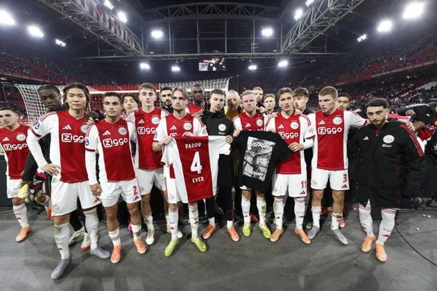 AMSTERDAM , 01-11-2025 , JohanCruyff Arena , season 2025 2026 , Dutch Eredivisie football , match between Ajax and sc Heerenveen , picture shows players show T-shirt of fan Paddy who died this week in an accident at work Ajax - Heerenveen  x31797622x Copyright: