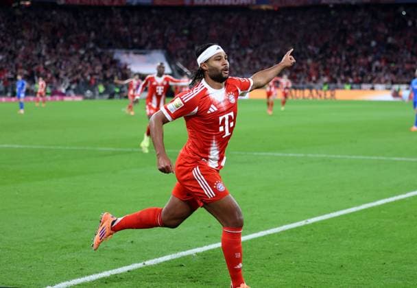 Fussball, Herren, Bundesliga, Saison 2025 2026, FC Bayern München - Bayer 04 Leverkusen, Allianz Arena 1:0 durch Serge Gnabry (FC Bayern München), Tor, Juble, Führung DFB, DFL regulations prohibit any use of photographs as image sequences and or quasi-video