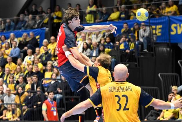 ESKILSTUNA, SWEDEN 20251101 Spain s Pablo Urdangarin de Borbon shoots during Saturday s international handball friendly match between Sweden and Spain at the Volvo CE arena in Eskilstuna, Sweden 1 November 2025. ESKILSTUNA SWEDEN x10070x Copyright: xJessicaxGow TTx HANDBALL SWEDEN-SPAIN