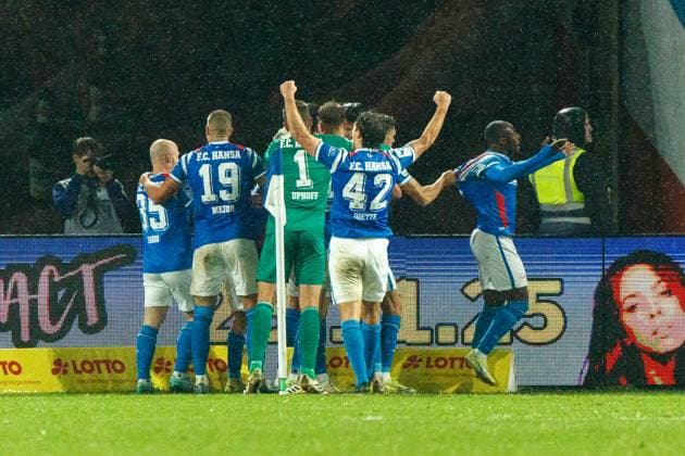 Jubel und Freude über den späten 2:2. Ausgleich. rechts Torschütze Christian Kinsombi (Rostock) ; GER, FC Hansa Rostock vs. SC Verl, Fußball, Männer, 3. Liga, 13.Spieltag, Spielzeit 2025 2026, 01.11.2025 Rostock Ostseestadion Mecklenburg - Vorpommern Deutschland