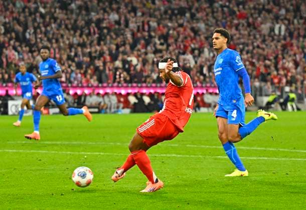 01.11.2025, Fussball Bundesliga 2025 2026, 9.Spieltag, FC Bayern München - Bayer Leverkusen, in der Allianz-Arena München, Serge Gnabry (FC Bayern München) trifft zum 1:0.