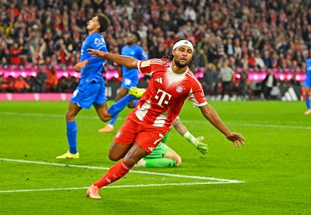 01.11.2025, Fussball Bundesliga 2025 2026, 9.Spieltag, FC Bayern München - Bayer Leverkusen, in der Allianz-Arena München, Serge Gnabry (FC Bayern München) jubelt.