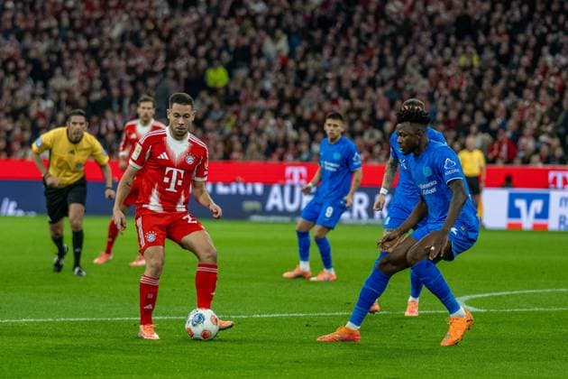 Raphael Guerreiro (FC Bayern Muenchen, 22), Edmond Tapsoba (Bayer 04 Leverkusen, 12), GER, FC Bayern Muenchen vs. Bayer 04 Leverkusen, Fussball, Bundesliga, 09. Spieltag, Spielzeit 2025 2026, 01.11.2025, DFL DFB REGULATIONS PROHIBIT ANY USE OF PHOTOGRAPHS AS IMAGE SEQUENCES AND OR QUASI-VIDEO, GER, FC Bayern Muenchen vs. Bayer 04 Leverkusen, Fussball, Bundesliga, 09. Spieltag, Spielzeit 2025 2026, 01.11.2025 Muenchen Copyright: xEibner-Pressefotox EP_EER