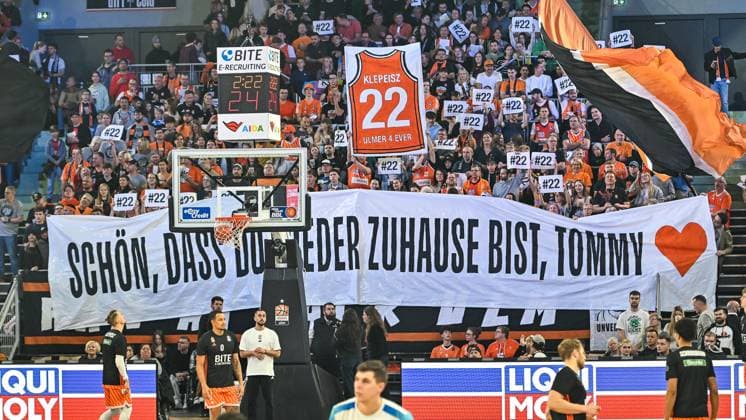 GER, BBL, ratiopharm Ulm vs Skyliners Frankfurt 01.11.2025, ratiopharm arena, Neu-Ulm, GER, BBL, ratiopharm Ulm vs Skyliners Frankfurt, im Bild Willkommens-Banner fuer Thomas Klepeisz (Ulm, 22)