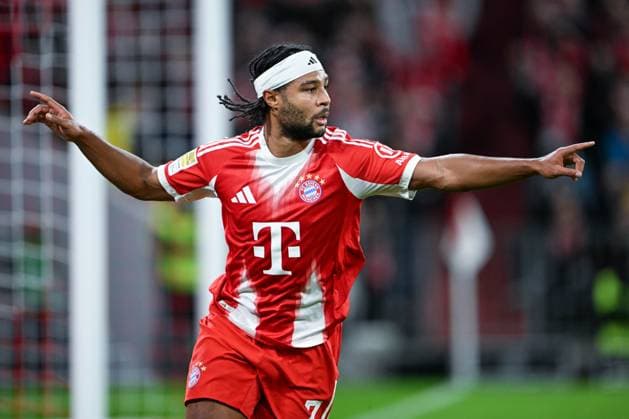 1. Liga - 25 26 - 1. BL - 25 26 - FC Bayern München - Bayer 04 Leverkusen am 01.11.2025 in der Allianz Arena in Muenchen Jubel, Torjubel, Torschuetze, Torschütze Serge Gnabry (Bayern Muenchen) jubelt nach seinem Tor zum 1:0.