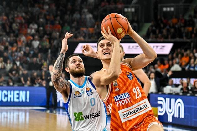 GER, BBL, ratiopharm Ulm vs Skyliners Frankfurt 01.11.2025, ratiopharm arena, Neu-Ulm, GER, BBL, ratiopharm Ulm vs Skyliners Frankfurt, im Bild Logan Johnson (Fraport, 0), Diego Garavaglia (Ulm, 23)
