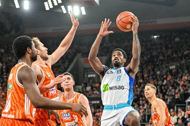 GER, BBL, ratiopharm Ulm vs Skyliners Frankfurt 01.11.2025, ratiopharm arena, Neu-Ulm, GER, BBL, ratiopharm Ulm vs Skyliners Frankfurt, im Bild William Christmas (Fraport, 8) ist von 3 Gegenspieler nicht aufzuhalten