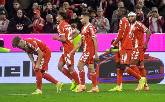 01.11.2025, xemx, Fussball 1.Bundesliga, FC Bayern Muenchen - Bayer 04 Leverkusen v.l. Serge Gnabry (FC Bayern Muenchen) Jubel, Torjubel, celebrate the goal, jubelt ueber das Tor zum 1:0 (DFL DFB REGULATIONS PROHIBIT ANY USE OF PHOTOGRAPHS as IMAGE SEQUENCES and or QUASI-VIDEO) Muenchen