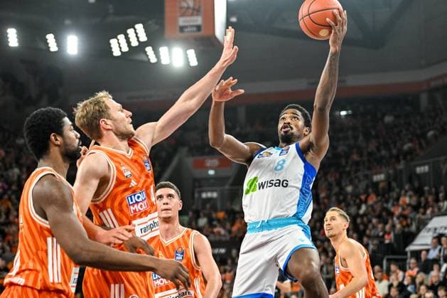 GER, BBL, ratiopharm Ulm vs Skyliners Frankfurt 01.11.2025, ratiopharm arena, Neu-Ulm, GER, BBL, ratiopharm Ulm vs Skyliners Frankfurt, im Bild William Christmas (Fraport, 8) ist von 3 Gegenspieler nicht aufzuhalten