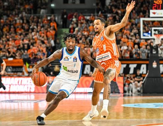GER, BBL, ratiopharm Ulm vs Skyliners Frankfurt 01.11.2025, ratiopharm arena, Neu-Ulm, GER, BBL, ratiopharm Ulm vs Skyliners Frankfurt, im Bild Isaiah Swope (Fraport, 1), Nelson Weidemann (Ulm, 0)