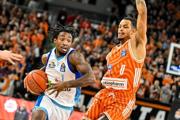 GER, BBL, ratiopharm Ulm vs Skyliners Frankfurt 01.11.2025, ratiopharm arena, Neu-Ulm, GER, BBL, ratiopharm Ulm vs Skyliners Frankfurt, im Bild Isaiah Swope (Fraport, 1), Nelson Weidemann (Ulm, 0)