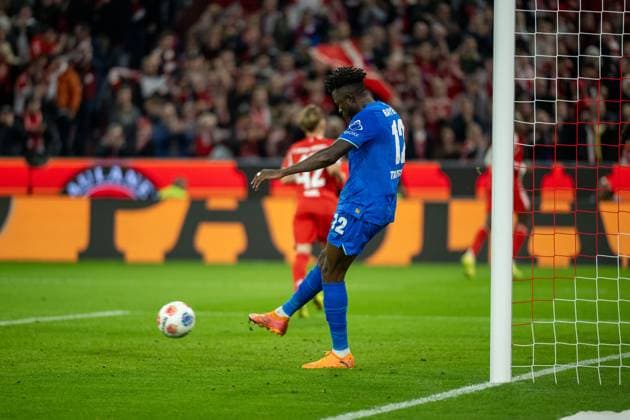 Edmond Tapsoba (Bayer 04 Leverkusen, 12) ist enttäuscht enttaeuscht, unzufrieden nach Tor zum 1:0 durch Serge Gnabry (FC Bayern Muenchen, 07), GER, FC Bayern Muenchen vs. Bayer 04 Leverkusen, Fussball, Bundesliga, 09. Spieltag, Spielzeit 2025 2026, 01.11.2025, DFL DFB REGULATIONS PROHIBIT ANY USE OF PHOTOGRAPHS AS IMAGE SEQUENCES AND OR QUASI-VIDEO, GER, FC Bayern Muenchen vs. Bayer 04 Leverkusen, Fussball, Bundesliga, 09. Spieltag, Spielzeit 2025 2026, 01.11.2025 Muenchen Copyright: xEibner-Pressefotox EP_EER
