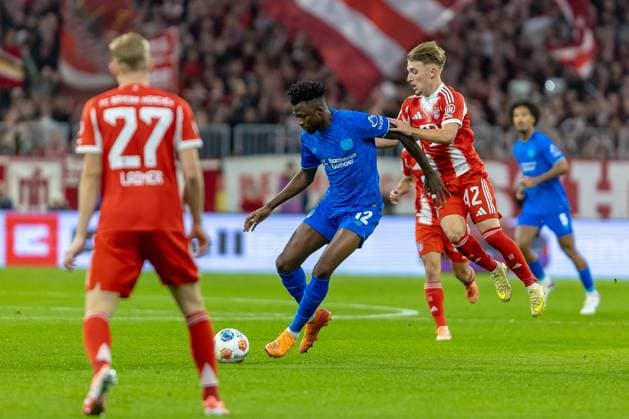 Zweikampf zwischen Edmond Tapsoba (Bayer 04 Leverkusen, 12) Lennart Karl (FC Bayern Muenchen, 42), GER, FC Bayern Muenchen vs. Bayer 04 Leverkusen, Fussball, Bundesliga, 09. Spieltag, Spielzeit 2025 2026, 01.11.2025, DFL DFB REGULATIONS PROHIBIT ANY USE OF PHOTOGRAPHS AS IMAGE SEQUENCES AND OR QUASI-VIDEO, GER, FC Bayern Muenchen vs. Bayer 04 Leverkusen, Fussball, Bundesliga, 09. Spieltag, Spielzeit 2025 2026, 01.11.2025 Muenchen Copyright: xEibner-Pressefoto JanixPlessx EP_JPL