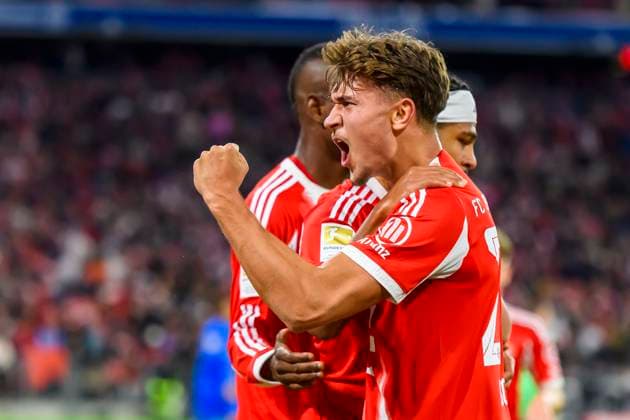 GER, DFB, FC Bayern Muenchen vs. Bayer 04 Leverkusen 01.11.2025, Allianz Arena, Muenchen, GER, DFB, FC Bayern Muenchen vs. Bayer 04 Leverkusen, im Bild Jubel nach dem Tor zum 1-0 durch Serge Gnabry (FCB 7) mit Nicolas Jackson (FCB 11) Tom Bischof (FCB 20)