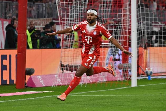 01.11.2025, xjrdrx, Fussball 1.Bundesliga, FC Bayern Muenchen - Bayer 04 Leverkusen v.l. Torjubel nach dem Tor zum celebrating the goal celebrate 1:0 durch Serge Gnabry (FC Bayern Muenchen) (DFL DFB REGULATIONS PROHIBIT ANY USE OF PHOTOGRAPHS as IMAGE SEQUENCES and or QUASI-VIDEO) Muenchen