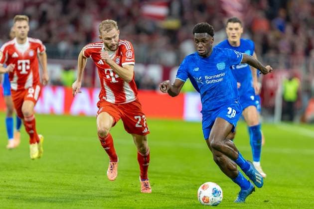 Laufduell zwischen Konrad Laimer (FC Bayern Muenchen, 27) Ernest Poku (Bayer 04 Leverkusen, 19), GER, FC Bayern Muenchen vs. Bayer 04 Leverkusen, Fussball, Bundesliga, 09. Spieltag, Spielzeit 2025 2026, 01.11.2025, DFL DFB REGULATIONS PROHIBIT ANY USE OF PHOTOGRAPHS AS IMAGE SEQUENCES AND OR QUASI-VIDEO, GER, FC Bayern Muenchen vs. Bayer 04 Leverkusen, Fussball, Bundesliga, 09. Spieltag, Spielzeit 2025 2026, 01.11.2025 Muenchen Copyright: xEibner-Pressefoto JanixPlessx EP_JPL