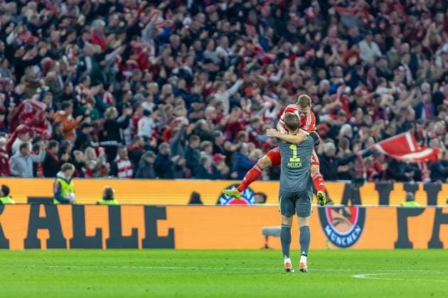 Tor 1:0 Jubel Manuel Neuer (FC Bayern Muenchen, 01) mit Joshua Kimmich (FC Bayern Muenchen, 06) in den Armen Fans im Hintergrund, GER, FC Bayern Muenchen vs. Bayer 04 Leverkusen, Fussball, Bundesliga, 09. Spieltag, Spielzeit 2025 2026, 01.11.2025, DFL DFB REGULATIONS PROHIBIT ANY USE OF PHOTOGRAPHS AS IMAGE SEQUENCES AND OR QUASI-VIDEO, GER, FC Bayern Muenchen vs. Bayer 04 Leverkusen, Fussball, Bundesliga, 09. Spieltag, Spielzeit 2025 2026, 01.11.2025 Muenchen Copyright: xEibner-Pressefoto JanixPlessx EP_JPL