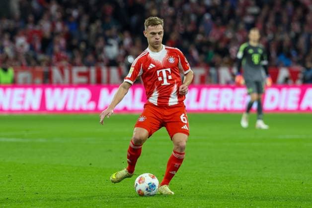 Joshua Kimmich 6 (FC Bayern Muenchen), FC Bayern Muenchen vs. Bayer 04 Leverkusen, Fussball, 1. Bundesliga, 9. Spieltag, 01.11.2025 DFB regulations prohibit any use of photographs as image sequences and or quasi-video Muenchen Bayern Deutschland