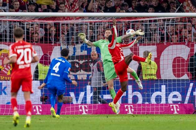 01.11.2025: Fußball: FC Bayern München - Bayer 04 Leverkusen in der Allianz Arena. Nicolas Jackson (Bayern München) erzielt das Tor zum 2:0. WICHTIGER HINWEIS: Gemäß den Vorgaben der DFL und des DFB ist es untersagt, in dem Stadion und oder vom Spiel angefertigte Fotoaufnahmen in Form von Sequenzbildern und oder videoähnlichen Fotostrecken zu verwerten bzw. verwerten zu lassen. Copyright: xDavidxInderliedx