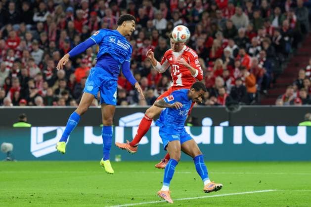 im Zweikampf, Aktion, mit Jarell Quansah 4 (Bayer 04 Leverkusen), Leon Goretzka 8 (FC Bayern Muenchen), Arthur 13 (Bayer 04 Leverkusen), FC Bayern Muenchen vs. Bayer 04 Leverkusen, Fussball, 1. Bundesliga, 9. Spieltag, 01.11.2025 DFB regulations prohibit any use of photographs as image sequences and or quasi-video Muenchen Bayern Deutschland