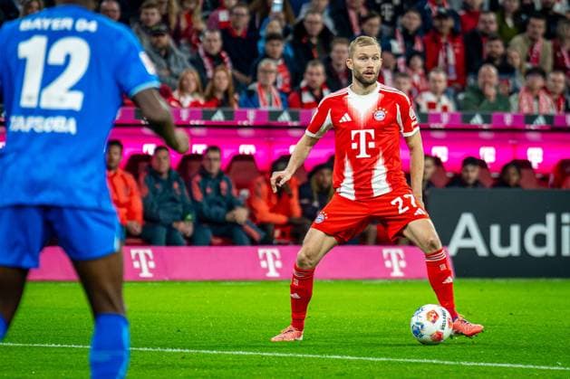 SOCCER - DFL, Bayern vs Leverkusen MUNICH,GERMANY,01.NOV.25 - SOCCER - 1. DFL, 1. Deutsche Bundesliga, FC Bayern Muenchen vs Bayer 04 Leverkusen. Image shows Edmond Tapsoba (Leverkusen) and Konrad Laimer (Bayern).  GEPAxpictures xKevinxHackner