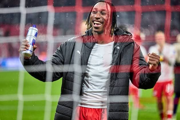 01.11.2025, Fußball, Männer, Bundesliga, 2025 2026, RB Leipzig - VfB Stuttgart Yan Diomande (49, RB Leipzig), glücklich, nach Abpfiff, feiert den Sieg vore Fans Leipzig Red Bull Arena Sachsen Deutschland