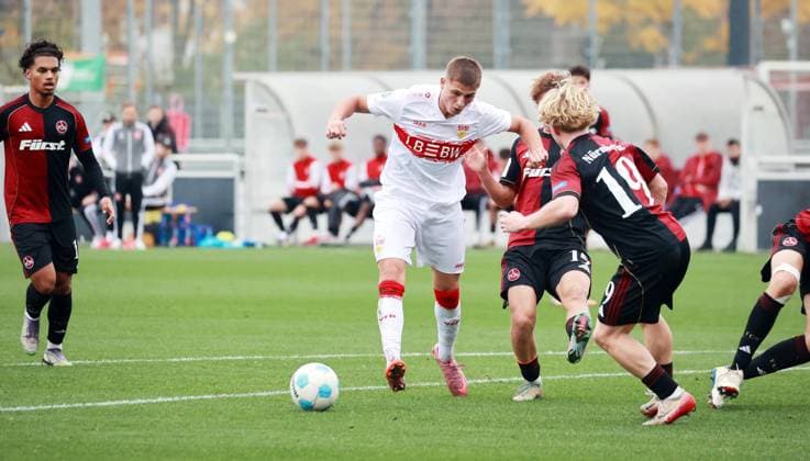 01.11.25 U19 VfB Stuttgart - U19 1. FC Nürnberg Deutschland, Stuttgart, 01.11.2025, Fussball, U19-DFB-Nachwuchsliga, Saison 2025 2026, U19 VfB Stuttgart - U19 1. FC Nürnberg (2:2): Enis Redzepi (VfB Stuttgart).