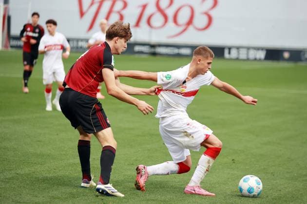 01.11.25 U19 VfB Stuttgart - U19 1. FC Nürnberg Deutschland, Stuttgart, 01.11.2025, Fussball, U19-DFB-Nachwuchsliga, Saison 2025 2026, U19 VfB Stuttgart - U19 1. FC Nürnberg (2:2): Enis Redzepi (VfB Stuttgart).