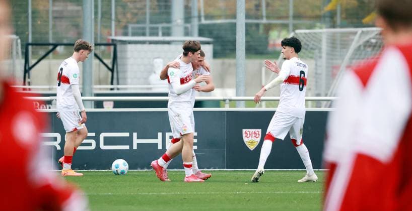 01.11.25 U19 VfB Stuttgart - U19 1. FC Nürnberg Deutschland, Stuttgart, 01.11.2025, Fussball, U19-DFB-Nachwuchsliga, Saison 2025 2026, U19 VfB Stuttgart - U19 1. FC Nürnberg (2:2): Matheos Tsigkas (VfB Stuttgart); Jubel Tor 2:1 Tsigkas.