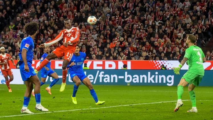 01.11.2025, xemx, Fussball 1.Bundesliga, FC Bayern Muenchen - Bayer 04 Leverkusen v.l. Nicolas Jackson (FC Bayern Muenchen) Goal scored, erziehlt das Tor zum 2:0 Mark Flekken (Bayer 04 Leverkusen) (DFL DFB REGULATIONS PROHIBIT ANY USE OF PHOTOGRAPHS as IMAGE SEQUENCES and or QUASI-VIDEO) Muenchen