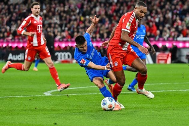 Bundesliga; FC Bayern München - Bayer 04 Leverkusen; 01.11.2025 MÜNCHEN, DEUTSCHLAND - 1. NOVEMBER: im Duell Claudio ECHEVERRI (Bayer Leverkusen 9) und Jonathan TAH (FC Bayern Munich 4) während dem Bundesligamatch zwischen dem FC Bayern München und Bayer 04 Leverkusen am 9. Spieltag in der Allianz Arena am 1. November 2025 in München, Germany DFL REGULATIONS PROHIBIT ANY USE OF PHOTOGRAPHS AS IMAGE SEQUENCES AND OR QUASI-VIDEO Copyright: xBEAUTIFULxSPORTS Goldbergx