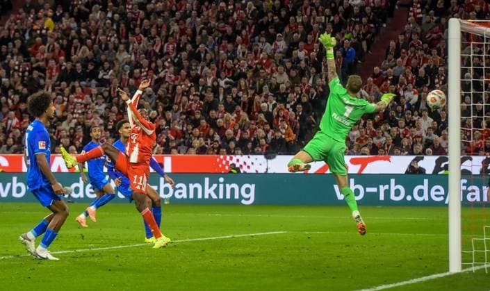 01.11.2025, xemx, Fussball 1.Bundesliga, FC Bayern Muenchen - Bayer 04 Leverkusen v.l. Nicolas Jackson (FC Bayern Muenchen) Goal scored, erziehlt das Tor zum 2:0 Mark Flekken (Bayer 04 Leverkusen) (DFL DFB REGULATIONS PROHIBIT ANY USE OF PHOTOGRAPHS as IMAGE SEQUENCES and or QUASI-VIDEO) Muenchen