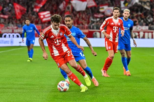 Bundesliga; FC Bayern München - Bayer 04 Leverkusen; 01.11.2025 MÜNCHEN, DEUTSCHLAND - 1. NOVEMBER: im Duell TOM BISCHOF (FC Bayern Munich 20) und ARTHUR (Bayer Leverkusen 13) während dem Bundesligamatch zwischen dem FC Bayern München und Bayer 04 Leverkusen am 9. Spieltag in der Allianz Arena am 1. November 2025 in München, Germany DFL REGULATIONS PROHIBIT ANY USE OF PHOTOGRAPHS AS IMAGE SEQUENCES AND OR QUASI-VIDEO Copyright: xBEAUTIFULxSPORTS Goldbergx