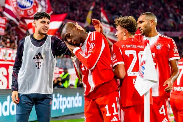 GER, DFB, FC Bayern Muenchen vs. Bayer 04 Leverkusen 01.11.2025, Allianz Arena, Muenchen, GER, DFB, FC Bayern Muenchen vs. Bayer 04 Leverkusen, im Bild Jubel nach dem Tor zum 2-0 durch Nicolas Jackson (FCB 11) mit Serge Gnabry (FCB 7) Tom Bischof (FCB 20) Jonathan Tah (FCB 4)