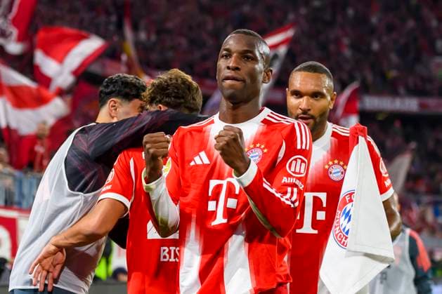 GER, DFB, FC Bayern Muenchen vs. Bayer 04 Leverkusen 01.11.2025, Allianz Arena, Muenchen, GER, DFB, FC Bayern Muenchen vs. Bayer 04 Leverkusen, im Bild Jubel nach dem Tor zum 2-0 durch Nicolas Jackson (FCB 11) mit Serge Gnabry (FCB 7) Tom Bischof (FCB 20) Jonathan Tah (FCB 4)