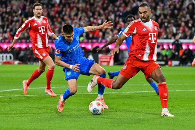 Bundesliga; FC Bayern München - Bayer 04 Leverkusen; 01.11.2025 MÜNCHEN, DEUTSCHLAND - 1. NOVEMBER: im Duell Claudio ECHEVERRI (Bayer Leverkusen 9) und Jonathan TAH (FC Bayern Munich 4) während dem Bundesligamatch zwischen dem FC Bayern München und Bayer 04 Leverkusen am 9. Spieltag in der Allianz Arena am 1. November 2025 in München, Germany DFL REGULATIONS PROHIBIT ANY USE OF PHOTOGRAPHS AS IMAGE SEQUENCES AND OR QUASI-VIDEO Copyright: xBEAUTIFULxSPORTS Goldbergx