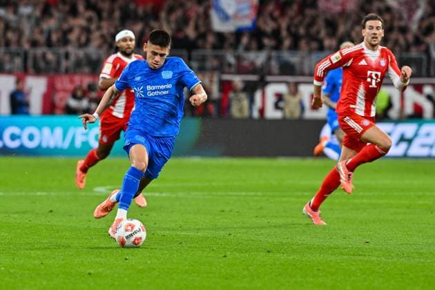 Bundesliga; FC Bayern München - Bayer 04 Leverkusen; 01.11.2025 MÜNCHEN, DEUTSCHLAND - 1. NOVEMBER: am Ball Claudio ECHEVERRI (Bayer Leverkusen 9) Einzelfoto Freisteller während dem Bundesligamatch zwischen dem FC Bayern München und Bayer 04 Leverkusen am 9. Spieltag in der Allianz Arena am 1. November 2025 in München, Germany DFL REGULATIONS PROHIBIT ANY USE OF PHOTOGRAPHS AS IMAGE SEQUENCES AND OR QUASI-VIDEO Copyright: xBEAUTIFULxSPORTS Goldbergx