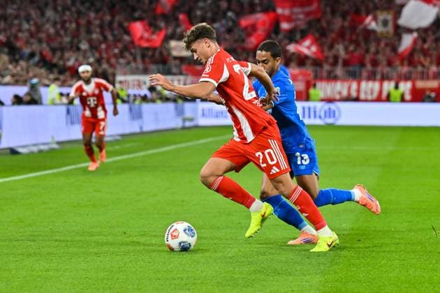Bundesliga; FC Bayern München - Bayer 04 Leverkusen; 01.11.2025 MÜNCHEN, DEUTSCHLAND - 1. NOVEMBER: im Duell TOM BISCHOF (FC Bayern Munich 20) und ARTHUR (Bayer Leverkusen 13) während dem Bundesligamatch zwischen dem FC Bayern München und Bayer 04 Leverkusen am 9. Spieltag in der Allianz Arena am 1. November 2025 in München, Germany DFL REGULATIONS PROHIBIT ANY USE OF PHOTOGRAPHS AS IMAGE SEQUENCES AND OR QUASI-VIDEO Copyright: xBEAUTIFULxSPORTS Goldbergx