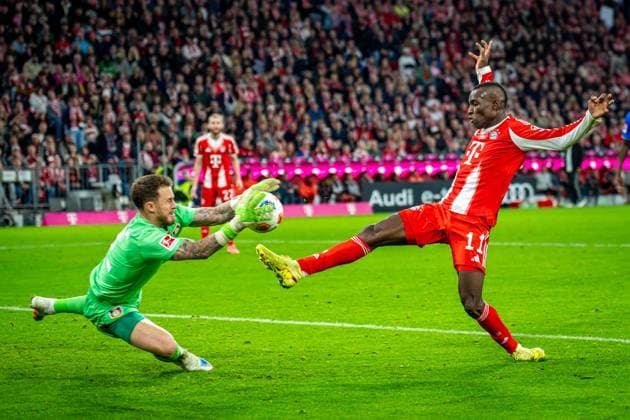SOCCER - DFL, Bayern vs Leverkusen MUNICH,GERMANY,01.NOV.25 - SOCCER - 1. DFL, 1. Deutsche Bundesliga, FC Bayern Muenchen vs Bayer 04 Leverkusen. Image shows Mark Flekken (Leverkusen) and Nicolas Jackson (Bayern).  GEPAxpictures xKevinxHackner