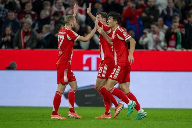 Konrad Laimer (FC Bayern Muenchen, 27), Leon Goretzka (FC Bayern Muenchen, 08) und Minjae Kim (FC Bayern Muenchen, 03) nach Tor zum 1:0 durch Serge Gnabry (FC Bayern Muenchen, 07), GER, FC Bayern Muenchen vs. Bayer 04 Leverkusen, Fussball, Bundesliga, 09. Spieltag, Spielzeit 2025 2026, 01.11.2025, DFL DFB REGULATIONS PROHIBIT ANY USE OF PHOTOGRAPHS AS IMAGE SEQUENCES AND OR QUASI-VIDEO, GER, FC Bayern Muenchen vs. Bayer 04 Leverkusen, Fussball, Bundesliga, 09. Spieltag, Spielzeit 2025 2026, 01.11.2025 Muenchen Copyright: xEibner-Pressefotox EP_EER