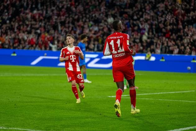 Nicolas Jackson (FC Bayern Muenchen, 11) schiess das vermeintliche 3:0, es ist Abseits, mit Lennart Karl (FC Bayern Muenchen, 42) GER, FC Bayern Muenchen vs. Bayer 04 Leverkusen, Fussball, Bundesliga, 09. Spieltag, Spielzeit 2025 2026, 01.11.2025, DFL DFB REGULATIONS PROHIBIT ANY USE OF PHOTOGRAPHS AS IMAGE SEQUENCES AND OR QUASI-VIDEO, GER, FC Bayern Muenchen vs. Bayer 04 Leverkusen, Fussball, Bundesliga, 09. Spieltag, Spielzeit 2025 2026, 01.11.2025 Muenchen Copyright: xEibner-Pressefotox EP_EER