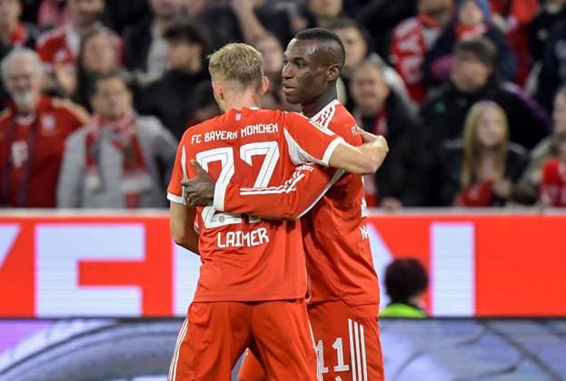 01.11.2025, xemx, Fussball 1.Bundesliga, FC Bayern Muenchen - Bayer 04 Leverkusen v.l. Nicolas Jackson (FC Bayern Muenchen) Jubel, Torjubel, celebrate the goal, jubelt ueber das Tor zum 2:0 (DFL DFB REGULATIONS PROHIBIT ANY USE OF PHOTOGRAPHS as IMAGE SEQUENCES and or QUASI-VIDEO) Muenchen
