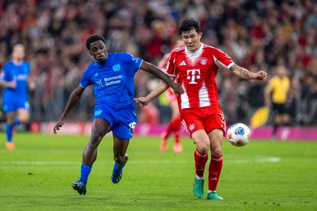 01.11.2025: Fußball: FC Bayern München - Bayer 04 Leverkusen in der Allianz Arena. Ernest Poku (Bayer Leverkusen) (l) und Min-jae Kim (Bayern München) kämpfen um den Ball. WICHTIGER HINWEIS: Gemäß den Vorgaben der DFL und des DFB ist es untersagt, in dem Stadion und oder vom Spiel angefertigte Fotoaufnahmen in Form von Sequenzbildern und oder videoähnlichen Fotostrecken zu verwerten bzw. verwerten zu lassen. Copyright: xDavidxInderliedx