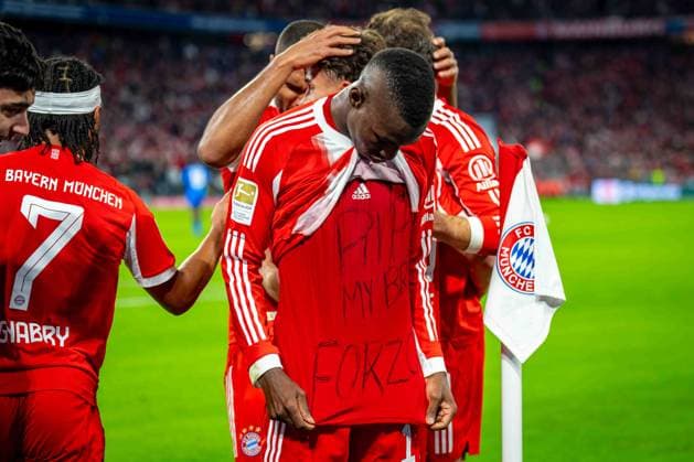SOCCER - DFL, Bayern vs Leverkusen MUNICH,GERMANY,01.NOV.25 - SOCCER - 1. DFL, 1. Deutsche Bundesliga, FC Bayern Muenchen vs Bayer 04 Leverkusen. Image shows rejoicing of Nicolas Jackson (Bayern) wearing a RIP shirt.  GEPAxpictures xKevinxHackner