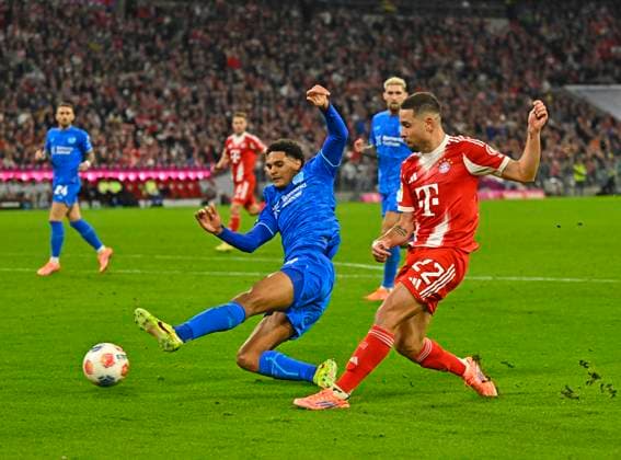 01.11.2025, Fussball Bundesliga 2025 2026, 9.Spieltag, FC Bayern München - Bayer Leverkusen, in der Allianz-Arena München, Raphael Guerreiro (re, FC Bayern München)