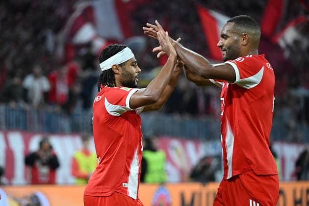 01.11.2025, xjrdrx, Fussball 1.Bundesliga, FC Bayern Muenchen - Bayer 04 Leverkusen v.l. Torjubel nach dem Tor zum celebrating the goal celebrate 1:0 durch Serge Gnabry (FC Bayern Muenchen) mit Jonathan Tah (FC Bayern Muenchen) (DFL DFB REGULATIONS PROHIBIT ANY USE OF PHOTOGRAPHS as IMAGE SEQUENCES and or QUASI-VIDEO) Muenchen