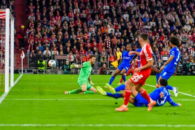 GER, DFB, FC Bayern Muenchen vs. Bayer 04 Leverkusen 01.11.2025, Allianz Arena, Muenchen, GER, DFB, FC Bayern Muenchen vs. Bayer 04 Leverkusen, im Bild Eigentor durch Lo??c BadŽ Loic Bade (Leverkusen 5) nach einem Schuss durch Raphael Guerreiro (FCB 22)