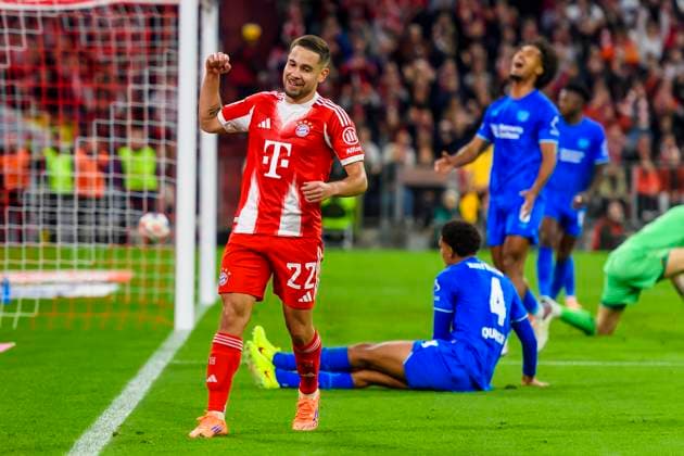 GER, DFB, FC Bayern Muenchen vs. Bayer 04 Leverkusen 01.11.2025, Allianz Arena, Muenchen, GER, DFB, FC Bayern Muenchen vs. Bayer 04 Leverkusen, im Bild Jubel nach dem Tor zum 3-0 durch Raphael Guerreiro (FCB 22)