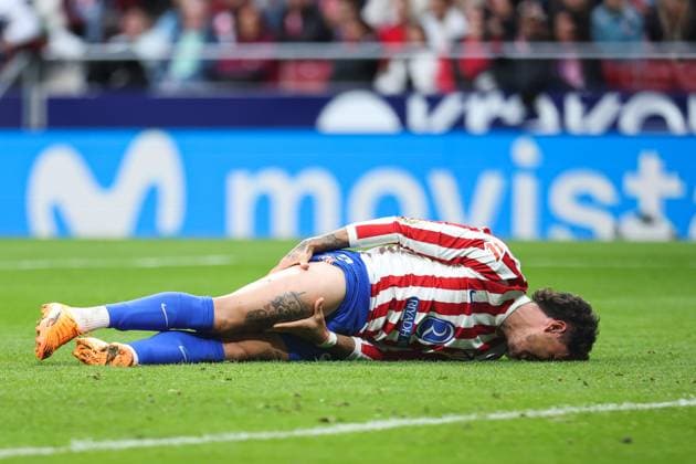 November 1, 2025, Madrid, Madrid, SPAIN: Jose Maria Gimenez of Atletico de Madrid hurts during the Spanish League, LaLiga EA Sports, football match played between Atletico de Madrid and Sevilla FC at Riyadh Air Metropolitano stadium on November 01, 2025, in Madrid, Spain. Madrid SPAIN - ZUMAa181 20251101_zaa_a181_196 Copyright: xIrinaxR.xHipolitox